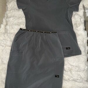 Chic Gray Scrub Set with Stylish Waistband